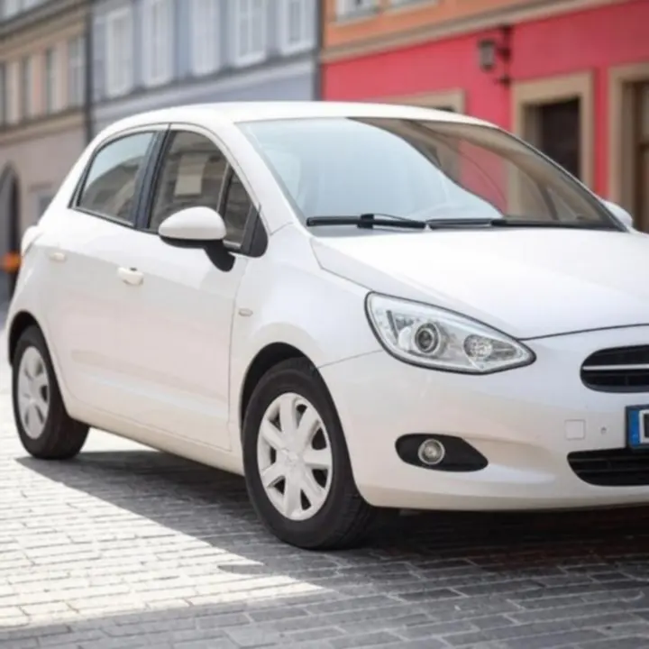 Samochód kompaktowy na ulicach Warszawy