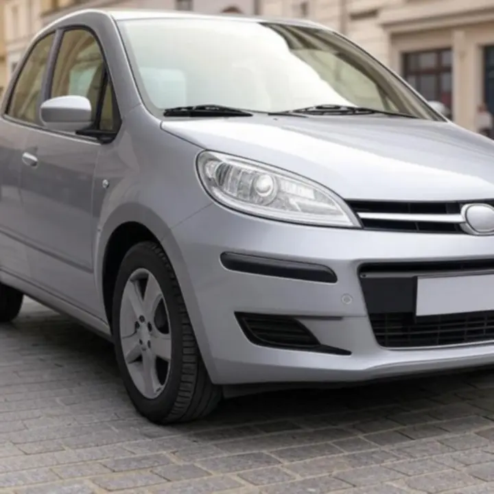 Samochód kompaktowy w miejskim otoczeniu